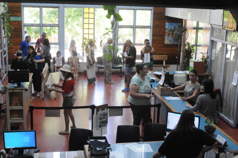 foto de fila en caja para el pago de la factura de clemic