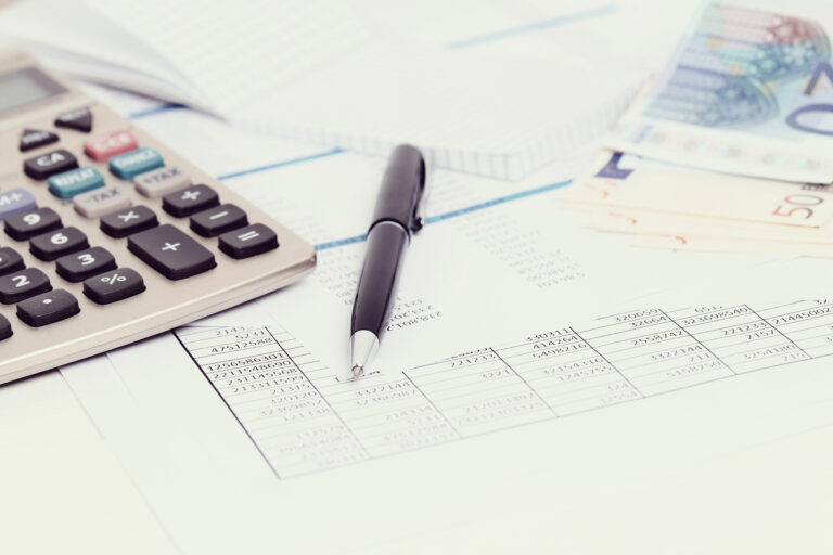 calculadora y boligrafo para las tarifas