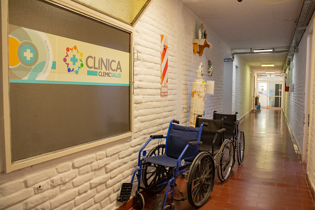 Pasillo de la clínica Clemic donde se muestran 3 siellas de rueda junto a una ventana con el logo de Clínica Clemic.
