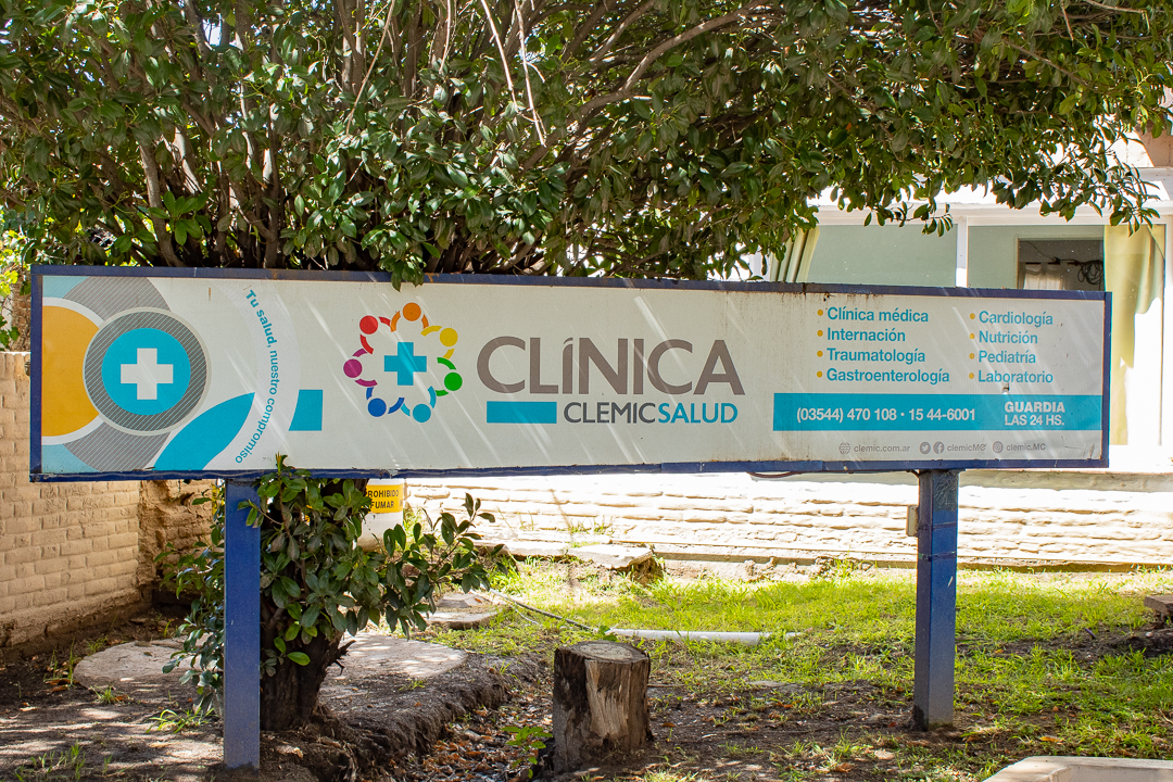 Cartel del frente a un costado de la zona de ingreso que identifica a la clínica Clemic.