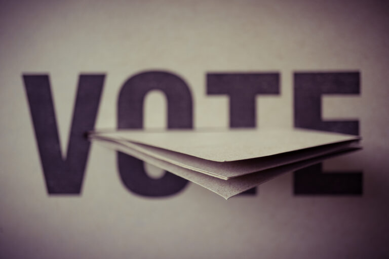 Papel en blanco frente a la palabra vote