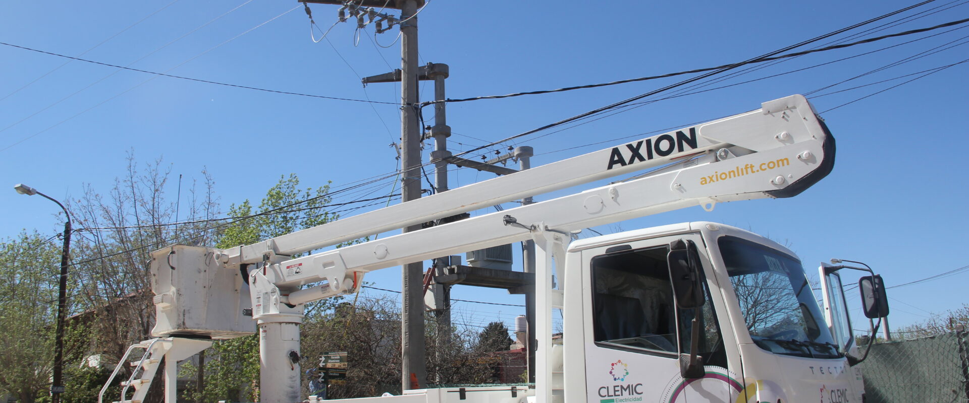 CLEMiC realizó trabajos de renovación del tendido eléctrico en la costanera de Villa Cura Brochero