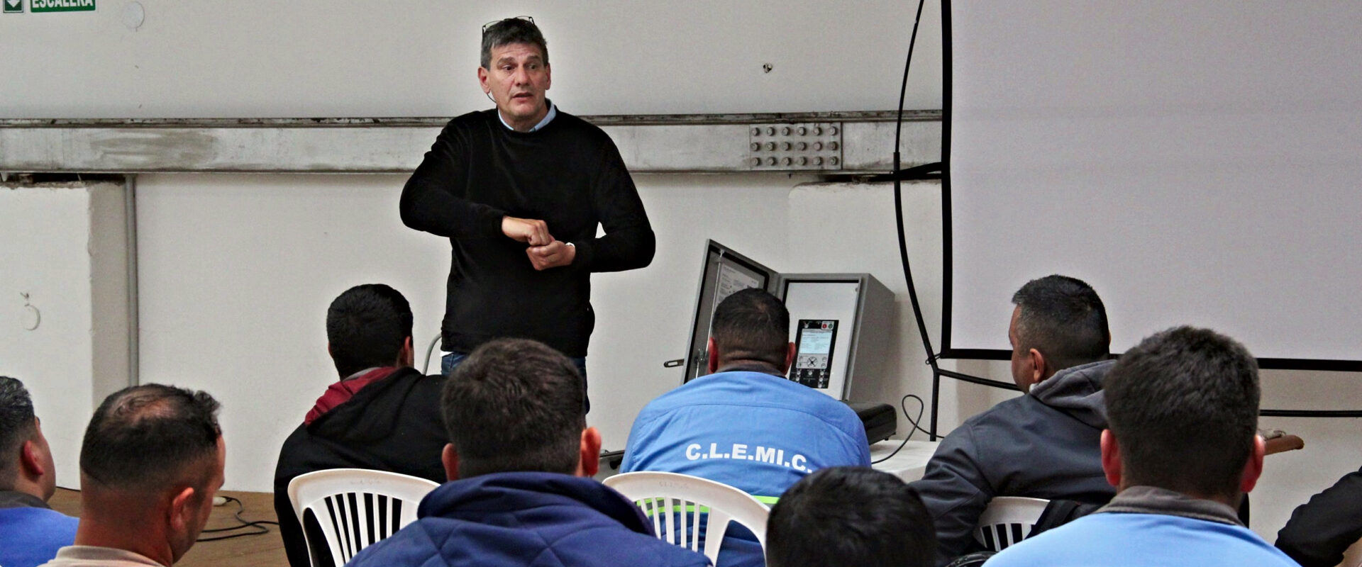 El equipo técnico de CLEMiC se capacitó en el manejo de los nuevos reconectadores de la red eléctrica